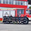 Maschinisten der Freiwilligen Feuerwehr Holzheim präsentieren das neu angeschaffte Löschfahrzeug von Magirus. Es ersetzt den rund 30-Jahre alten Mercedes der Klasse LF8. 