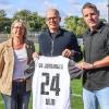 Sie kooperieren künftig: Unser Foto zeigt (von links) Gabi Baiker, Abteilungsleiterin Frauenfußball beim SV Jungingen, SSV-Geschäftsführer Markus Thiele und Matthias Junginger, Abteilungsleiter Fußball beim SV Jungingen. 