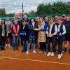 Die Finalteilnehmer in Utzmemmingen mitsamt einigen Vereinsvorsitzenden beim Turnier des TC Riesbürg.