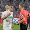 Jeffrey Gouweleeuw nach dem Schlusspfiff in der Diskussion mit Schiedsrichter Sören Storks. Zum dritten Mal hatte der Kapitän des FC Augsburg wegen Meckerns die Gelbe Karte gesehen. 