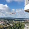 Immer wieder flog der Hubschrauber am Dienstag zum Dach des Hotelturms hinauf, um nach und nach die Lüftungsanlagen herunter zu transportieren.