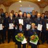 24 Feuerwehrleute wurden für 40 Jahre aktiven Dienst geehrt, darunter auch zwei Frauen (vorne von links) Birgitta Haberl aus Rehling und Hildegard Penzes aus Hollenbach.