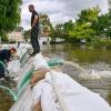 Die Feuerwehr kämpft in Eisenhüttenstadt gegen Wassermassen. Denn im Stadtteil Fürstenberg sind einige Straßen stark überflutet.