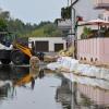 Ein Sandsack-Wall wird in einem Stadtteil von Eisenhüttenstadt verstärkt. Dort hat das Hochwasser Straßen überflutet.