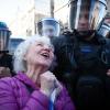 Rentner protestieren in Argentinien für die Wiederherstellung ihrer Guthaben und die Wiedereinführung einer 100%igen Deckung für Medikamente und Behandlungen. Dabei treffen sie auch Polizisten in Schutzausrüstung gegen Randalierer.