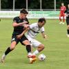 Auf die Schwabmünchner Fußballer, hier Gabriel Merane (weißes Trikot), wartet am Sonntag ein intensives Spiel. 