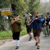 Nach mehr als zwei Stunden zu Fuß zogen die Musikanten, die im Morgengrauen in Welden gestartet waren, mit Marschmusik in Violau ein.