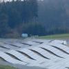 In Wellenform schlängelt sich beim Gersthofer Stadtteil Edenbergen eine PV-Anlage entlang der A8. Im Kreis Neu-Ulm wollen zehn Kommunen gemeinsam über ein Regionalwerk Solarparks bauen.