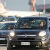 Papst im Cinquecento: Papst Franziskus (l) trifft in einem Auto (Fiat 500) auf dem internationalen Flughafen Fiumicino Leonardo da Vinci bei Rom ein, um nach Luxemburg zu fliegen.