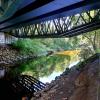 Der Blick unter die Eisenbahnbrücke neben dem Familienbad.