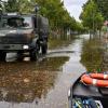 Per Unimog werden Bewohner aus einer überfluteten Straße in Frankfurt (Oder) gefahren.