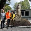 Bürgermeister Robert Strobel, Bauhofmitarbeiter Christian Spielbauer und Stadträtin Heike Glassenhart (von links) freuen sich über die neue Anpflanzung beim Ehrenmal in Ichenhausen.