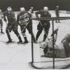 In dieser Montur, aber immerhin schon mit Helm, wurde früher beim EVW Eishockey gespielt. 