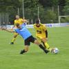 Voller Einsatz in einem Derby vergangener Jahre: Lauingens Elias Griener (rechts) wird durch den Glötter Franz Bacherle vom Ball getrennt. Foto: Karl Aumiller