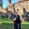 Ritter Klemens von der Wiese führt durch die Burgruine Hanstein, die vor einigen Jahren als Kulisse für den Film „Der Medicus“ diente.