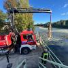 Mithilfe eines Krans am Einsatzfahrzeug der Berufsfeuerwehr Augsburg wurde das tote Rind aus dem Lech geborgen