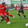 Der TSV Rain (mit Mark Sodji, in Rot) verlor zuletzt im Frühjahr 1:3 gegen Landsberg. Doch die Mannschaft sah damals noch ganz anders aus, musste seitdem etliche Abgänge hinnehmen. 