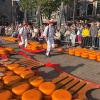 Alkmaars beliebtestes Foto-Motiv: die Männer der Käseträger-Gilde, die die verkauften Laibe vom Waaplein, dem Wiegeplatz, tragen. 