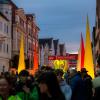 Die Menschen strömen am Freitagbend zur Dillinger Nacht. Das Ambiente und die Stimmung in der Innenstadt könnten nicht besser sein. 