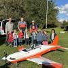 Kinder der Familienoase sind beim Modellflugclub zu Besuch.