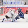 Stand immer wieder im Weg: Thomas Greiss zeigte eine starke Leistung. Am Ende gewannen Kenny Agostino und der ERC Ingolstadt gegen Frankfurt mit 2:0.  