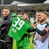 Die Spieler des SSV Ulm 1846 Fußball nahmen das Torwarttrikot von Christian Ortag mit auf die Ehrenrunde durch das Donaustadion.