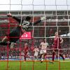 FCA-Torwart Nediljko Labrovic streckt sich beim 0:2 gegen RB Leipzig vergebens.