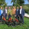 Mit einer Feier in Eichstätt ist der Startschuss zum neuen Radweg gefallen. Unser Bild zeigt (von links) Günter Obermeyer (stellvertretender Landrat Weißenburg-Gunzenhausen), Landrat Alexander Anetsberger (Vorsitzender Tourismusverband Naturpark Altmühltal e. V.), Landrat Stefan Rößle (Vorsitzender Geopark Ries e. V.), Josef Grienberger (Oberbürgermeister Eichstätt), David Wittner (Oberbürgermeister Nördlingen) und Landrat Martin Neumeyer (Landkreis Kelheim).