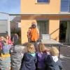 Bauingenieur Alfred Rauhut erklärt den Vorschulkindern aus dem Johannes Kindergarten mit seiner Winterkleidung, warum auch ein Haus gut isoliert sein muss, wenn man Energie sparen will. 