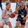 Dicke Backen (hier Laura Schinkel links gegen Freiburgs Britta Daub) mussten die Eigner Angels machen, um das junge Team des USC Freiburg beim Bundesligaauftakt mit 79:74 zu schlagen.