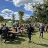 Unter weiß-blauem Himmel flanierten viele Besucher und Besucherinnen durch 
den Stadtgarten, um sich zu informieren oder die angebotenen Köstlichkeiten 
zu versuchen.