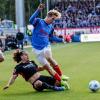 Zweikampf um den Ball: Frankfurts Arthur Theate (l.) und Kiels Lasse Rosenboom.