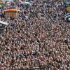 Dicht drängen sich die Wiesn-Gäste beim Platzkonzert zwischen den Zelten und Fahrgeschäften.