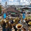 Tausende verfolgen das Platzkonzert der Wiesnwirte.