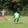 Gessertshausens Goalgetter Georg Zimmermann (rot-weißes Trikot) schnürte früh seinen Doppelpack beim klaren 6:0 gegen Bobingen