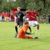 Fareed Lawal erzielte das 4:0 für den TSV Herbertshofen. Wolfgang Wippel und Keeper Luca Peuser (TSV Meitingen II) können es nicht verhindern.