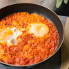 Brot in eine leckere Paprika-Tomatensoße tunken kennt keine falsche Uhrzeit.