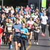 Tausende Menschen sind beim Einstein-Marathon am Sonntag bei bestem Wetter durch Ulm und Neu-Ulm gejoggt. 