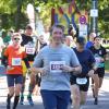 Tausende Menschen sind beim Einstein-Marathon am Sonntag bei bestem Wetter durch Ulm und Neu-Ulm gejoggt. 