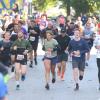 Tausende Menschen sind beim Einstein-Marathon am Sonntag bei bestem Wetter durch Ulm und Neu-Ulm gejoggt. 