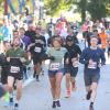 Tausende Menschen sind beim Einstein-Marathon am Sonntag bei bestem Wetter durch Ulm und Neu-Ulm gejoggt. 