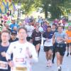 Tausende Menschen sind beim Einstein-Marathon am Sonntag bei bestem Wetter durch Ulm und Neu-Ulm gejoggt. 