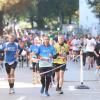 Tausende Menschen sind beim Einstein-Marathon am Sonntag bei bestem Wetter durch Ulm und Neu-Ulm gejoggt. 