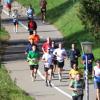 Tausende Menschen sind beim Einstein-Marathon am Sonntag bei bestem Wetter durch Ulm und Neu-Ulm gejoggt. 