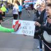 Tausende Menschen sind beim Einstein-Marathon am Sonntag bei bestem Wetter durch Ulm und Neu-Ulm gejoggt. 