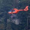  Helfer sind mit einem Hubschrauber der Luftrettung am Untersberg im Einsatz.