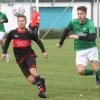 Musste früh verletzt beim 1:0-Heimsieg gegen den TSV Dasing (im Bild Michael Guggumos) ausscheiden: Florian Söllner (rechts) von der DJK Stotzard.