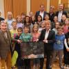 Das Bildungsprojekt "Kinder spielen für Kinder" ist schon seit vielen
Jahren eine Herzensangelegenheit der Verantwortlichen. Auf dem Foto zu
sehen sind Kinder der Bläserklasse der Realschule Rain am Lech, die
langjährigen Unterstützer Hans Kania und Marieluise Vorwerk (vorne),
Christoph Adt (Dirigent vbw Festivalorchester, hinten links), Johannes
Högel (Geschäftsleiter Mindelheimer Zeitung, hinten dritter von rechts),
Sandra Baumberger (Redaktionsleiterin Mindelheimer Zeitung, hinten
zweite von rechts) und Winfried Roch (Intendant „Festival der Nationen“,
hinten rechts).