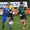 Klingens Johannes Frey im Zweikampf mit Elias Stegmann (Mauerbach). Die Wanderfreunde gewinnen das Derby am Ende mit 2:0.