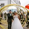 Bei der Hochzeit von Verena Gschoßmann und dem Berufsfeuerwehrmann Christoph Hermann standen die Kammeraden der Kühbacher Feuerwehr sowie der Berufsfeuerwehr Augsburg Spalier.